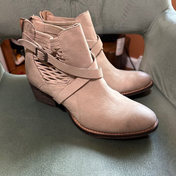 NIB CHARLES by Charles David York Cutout Side Booties Taupe Washed Nubuck size 8 - Picture 2 of 7
